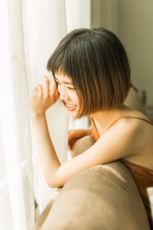 一面亲膜上边奶一个膜边